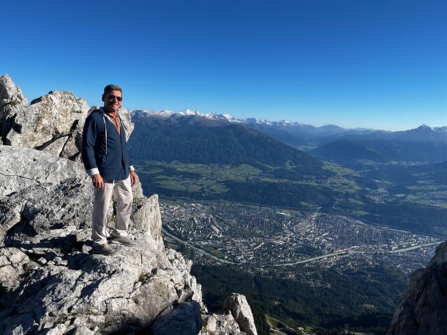 Nur für Schwindelfreie: Am Hafelekar geht es steil bergab. | Foto: ORF Tirol