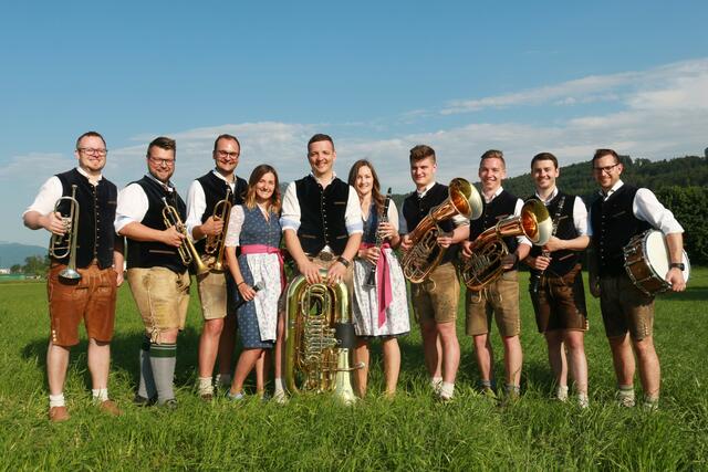 Insgesamt besteht die Band aus zehn Mitgliedern.  | Foto: Maria Weilbuchner