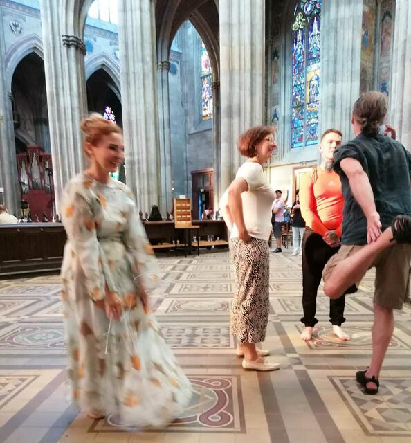 Bibel Pfad Veranstaltung 2023
Chant de Paix, 32acts_breath & fire“ Tanzmeditation in der Wiener Votivkirche 
Tatjana Christelbauer (Tanz)
Jacob Smyth (Yoga)
Angela Amodio (Orgel') | Foto: Tatjana Christelbauer