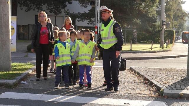 Reflektoren auf der Kleidung der Kinder sorgen vor allem in der Herbstzeit für mehr Sicherheit. | Foto: LPD Tirol