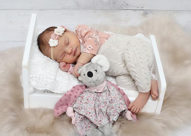 Leonora Hirzabauer, Geboren: 07.09.2023, Eltern: Jutta Hierzabauer und Gerald Schönauer aus Miesenbach, Gewicht: 3630 g, Größe: 50 cm | Foto: Fotostudio Semler