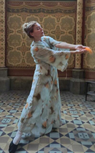 Bibel Pfad Veranstaltung 2023
Chant de Paix, 32acts_breath & fire“ Tanzmeditation in der Wiener Votivkirche 
Tatjana Christelbauer (Tanz)
Orange Feather | Foto: Tatjana Christelbauer