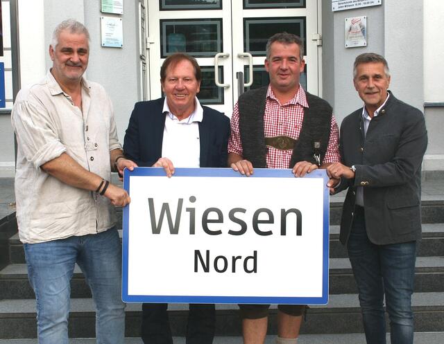 Bürgermeister Matthias Weghofer, Vizebürgermeister Christoph Ramhofer und die Gemeindevorstände Wolfgang Sieger (Vertreter des Ortsteiles "Wiesen Nord") und Josef Habeler mit der neuen Ortstafel "Wiesen Nord". | Foto: Gemeinde Wiesen