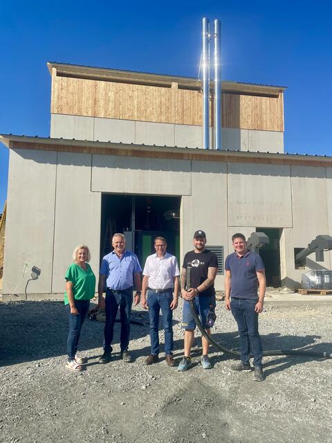Vor dem Biomasse-Heizwerk: Heike Tröstner, Josef Dunst sen., Werner Zinkl (TechCon), Daniel Heier, Josef Dunst jun. (v.l.). | Foto: Elisabeth Kloiber
