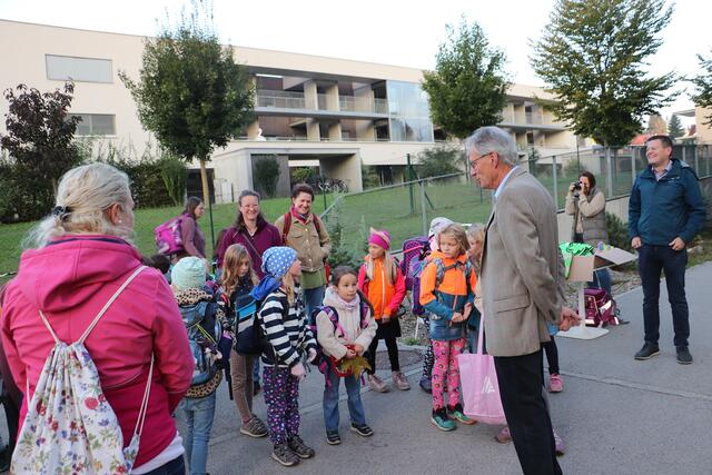 GR Sandra Dorner und Bgm. Werner Kirchsteiger begrüßen die Kinder, die per Pedibus zur Schule kamen. | Foto: Edith Ertl