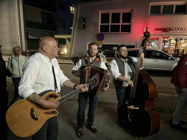 Das Brandjochtrio unterhält musikalisch | Foto: Buchacher