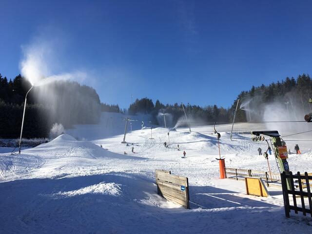 Sobald es die Witterung zulässt, werden die Beschneiungsanlagen im Schidorf Kirchbach wieder gestartet. | Foto: Archiv