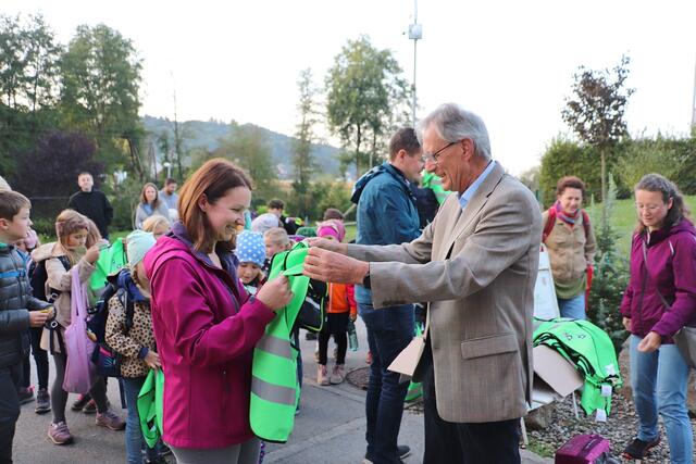 Eine grüne Warnweste gab es auch für die Pedibus-Begleiter. Bgm. Werner Kirchsteiger übergibt eine an Daniela Ebster. | Foto: Edith Ertl