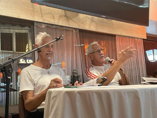 Einblicke in ihre Geschichte: Charly und Peter Weinold | Foto: BezirksBlätter