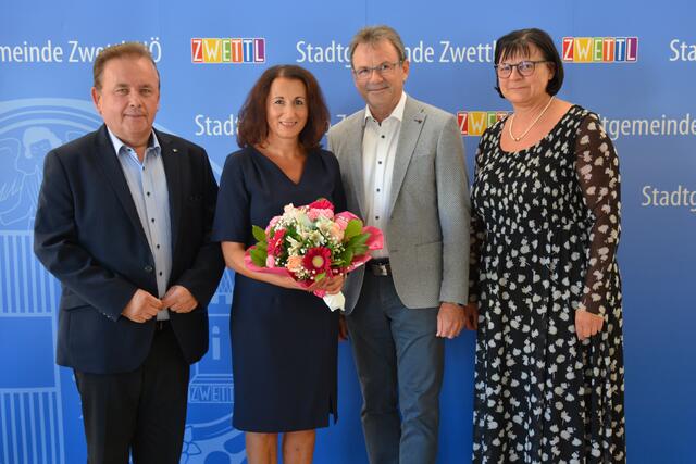 Bürgermeister Landtagsabgeordneter Franz Mold, Bildungsmanager Alfred Grünstäudl und Vizebürgermeister Andrea Wiesmüller wünschen Daniela Gaishofer (2. v. l.) alles Gute für ihre neuen Aufgaben als Volksschuldirektorin in Zwettl-Hammerweg. | Foto: Stadtgemeinde Zwettl