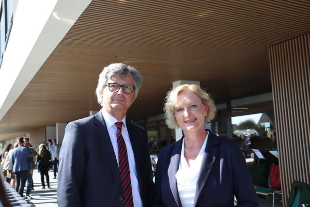 NAbg. Karin Greinerl und BH Andreas Weitlaner feierten die den Kalsdorfern die Eröffnung der neuen Volksschule. | Foto: Edith Ertl