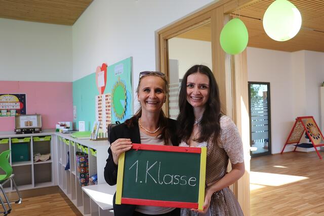 Die Pädagoginnen Christine Woger und Jasmin Höller präsentierten die Räume der 1. Klasse. | Foto: Edith Ertl
