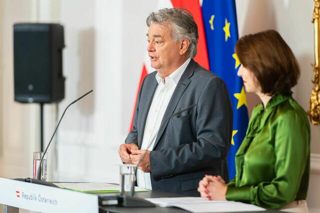 Vizekanzler Werner Kogler und Verfassungsministerin Karoline Edtstadler bei der Pressekonferenz. | Foto: BKA 