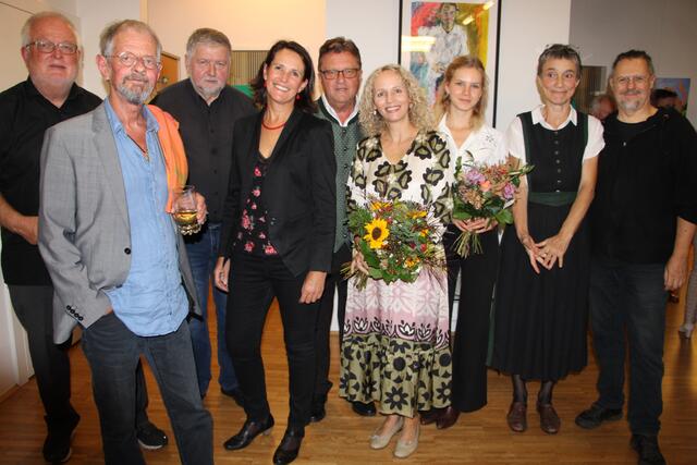Die Bilder können ab sofort in den Räumlichkeiten des Steuerberater Martin Artner (M.) besichtigt werden. | Foto: RegionalMedien Steiermark/Hofmüller