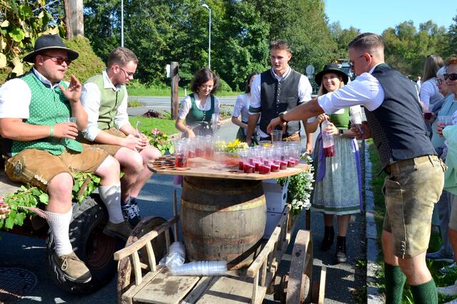 Die einzelnen Landjugend-Ortsgruppen spendierten die unterschiedlichsten Köstlichkeiten. Fotos: Kremser