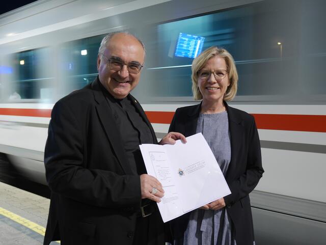 Diözesanbischof Wilhelm Krautwaschl übergibt das päpstliche Klimaschreiben "Laudate Deum" am Leibnitzer Bahnhof an Umweltministerin Leonore Gewessler. | Foto: Katholische Kirche Steiermark