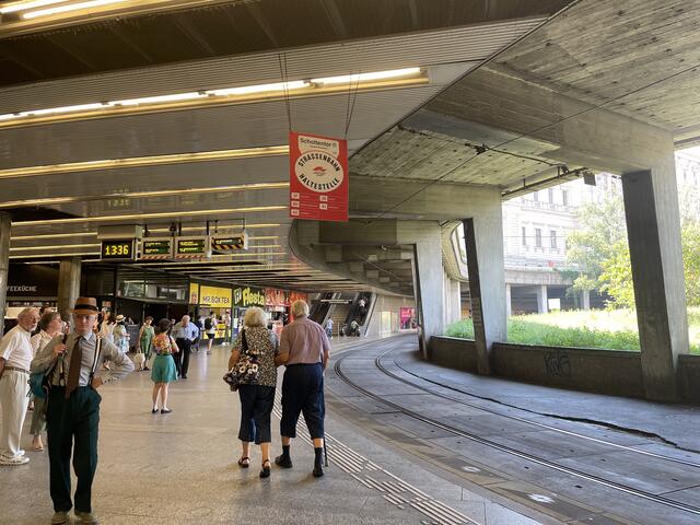 Beim Schottentor, einem der meist frequentierten Verkehrsknotenpunkte Wiens, in der Passage muss stehend auf die nächste Bim gewartet werden. | Foto: Teischl/RMA