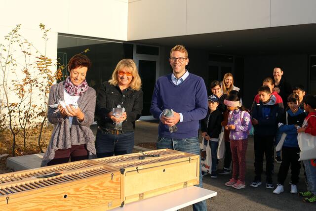 Direktorin Regina Pfeil, Stadträtin Inna Mlada und Stadtrat Marco Luksch mit den Brieftauben | Foto: Stadtgemeinde Schwechat