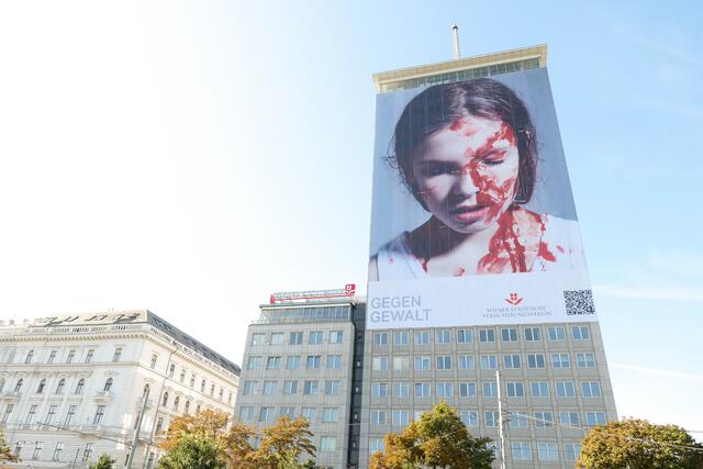 Das blutverschmierte Gesicht des Mädchens ist auf zwei Seiten des Ringturms zu sehen. | Foto: Max Spitzauer/RMW