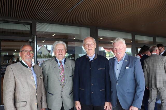 Kalsdorfs Ehrenringträger Gerhard Harter, Josef Berghofer, Werner Grubholz und Johann Reichhardt legten in ihrer aktiven Zeit in der Gemeindepolitik den Grundstein für das Bildungswesen in Kalsdorf. Sie feierten mit den Bgm. a.D. Helmuth Adam und Ursula Rauch die Eröffnung der neuen Volksschule. | Foto: Edith Ertl