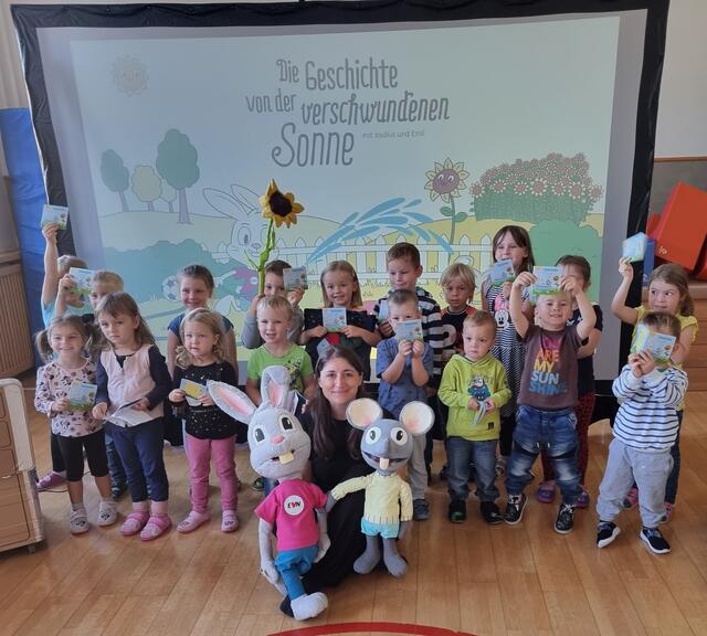 Der EVN Energiehase Joulius und sein Freund Emil die Maus waren mit ihrem Theaterstück auf Besuch im Kindergarten Oberstrahlbach. | Foto: EVN