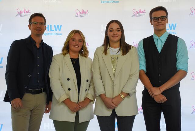 Prof. Mag. Gernot Tischler mit den Repräsentanten des Schulgemeinschaftsausschusses der HLW Spittal (SGA) Denise Steiner, Valentina Rauter und Lesandro Winkler (v.l.n.r.). | Foto: hlwspittal_2023