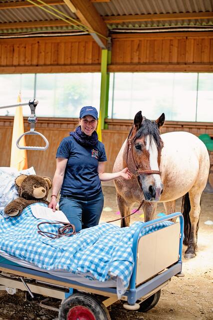 Roswitha Zink (li.) wurde zur "Heldin" gekürt, die Freude darüber war groß. Mit ihrem Team hilft sie Familien mit schwer kranken Kindern. | Foto: Lichtblickhof/Claudia Blake