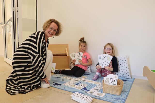 Familienlandesrätin Christiane Teschl-Hofmeister spielt Domino mit den Mädchen im Brucker Kindergarten. | Foto: Michalka