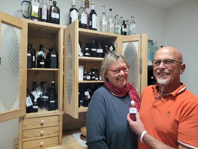 Elisabeth Fuchs und Manfred Plaimer vor der Schatzkiste mit den 127 Kräutern