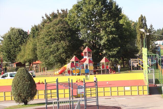 Blick aus dem Fenster der VS Kalsdorf auf den großen Spielplatz direkt vor der Haustür | Foto: Edith Ertl