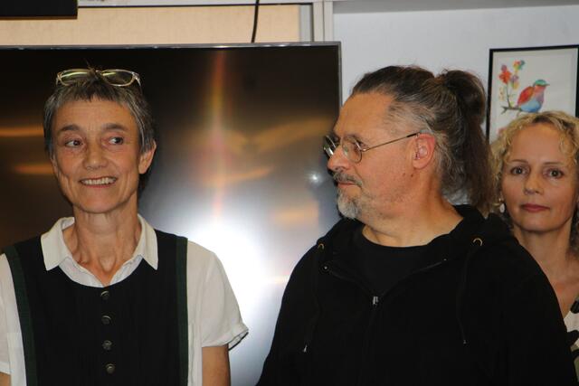 Helle Knöbl (Helga Glattfelder-Knöbl) und Martin Tschatter stellen ihre Bilder in der Steuerberatung Artner in Ludersdorf aus. | Foto: RegionalMedien Steiermark/Hofmüller