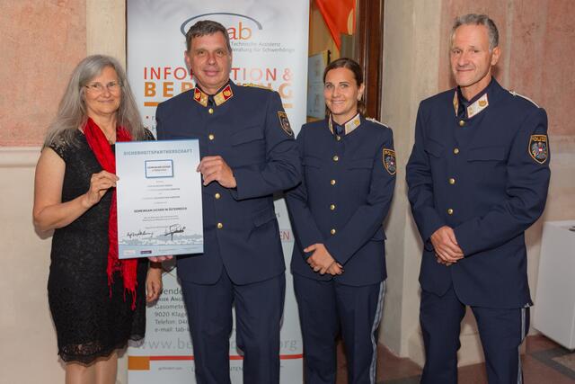 Brigitte Slamanig und Gemeinsam.Sicher Landeskoordinator Oberst Wolfgang Gabrutsch, mit der unterzeichneten Sicherheitspartnerschaft.
 
 | Foto: Polizei Kärnten