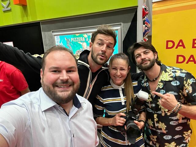 Kinomanger Patrick Kerschbaum ließ sich die Gelegenheit für ein Selfie mit Paul Pizzera und Otto Jaus nicht entgehen  | Foto: Patrick Kerschbaum 