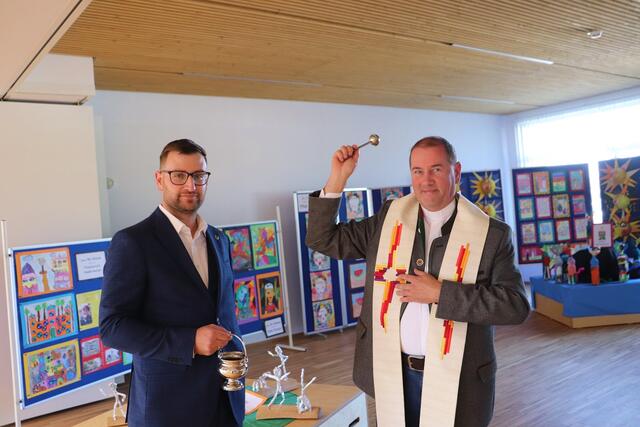 Pfarrer Josef Windisch bei der Segnung des Schulgebäudes, Bildungsobmann Stephan Scheifinger ministrierte. | Foto: Edith Ertl