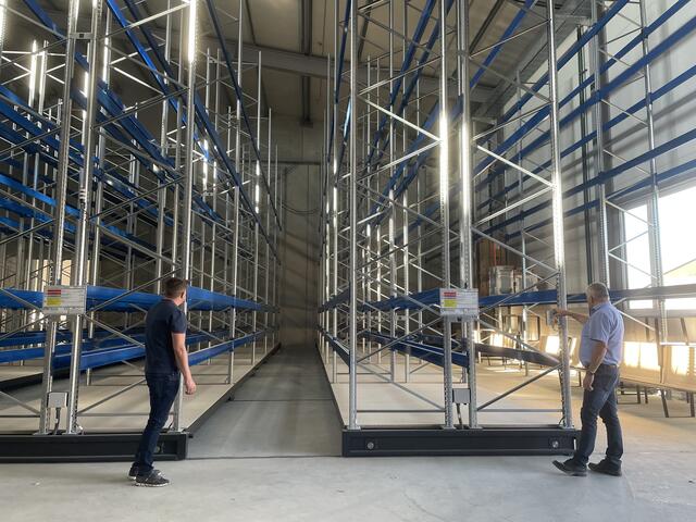Ein Herzstück der neuen Firmenzentrale bildet das verschiebbare zentral gelegene Hochregallager für über 31.000 verschiedene Artikel.  | Foto: Elisabeth Kloiber