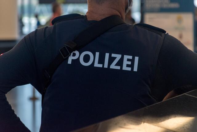 Die beiden Polizeibeamten wurden unbestimmten Grades verletzt. (Symbolfoto) | Foto: stock.adobe.com/at/Robson90