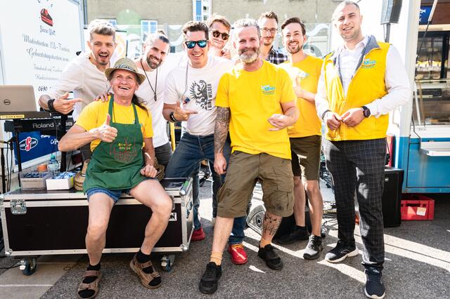 Die Marktleute mit Obmann Manuel Tanzberger (2. v. r.) und den Burschen von den Wilden Kaisern im weißen Shirt.  | Foto: Lukas Arnold