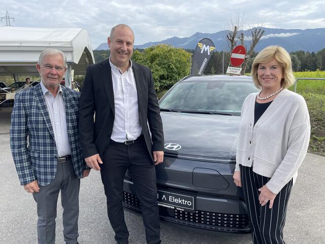 Stadtrat Harald Sobe (SPÖ), Firmenchef Martin Mayerhofer und Susanna Mayerhofer (von links) vor dem nagelneuen Elektro-Hyundai in Feierlaune | Foto: MeinBezirk.at