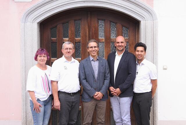 Sonja Wiesinger, Bruder Markus Adelt, Christian Feurstein, Alois Griesmayr und Pater Dominik Nguyen. | Foto: GMR-Fotografen
