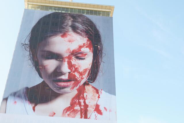 Das Bild ist schockierend, und soll es auch sein. Es soll die Menschen dazu bringen, sich mit dem Thema Gewalt gegen Frauen und Kinder auseinanderzusetzen. | Foto: Max Spitzauer/RMW