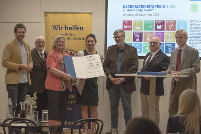 Johannes Meinhart (Agenda 21); Moritz Fettke (Rechnungsprüfer Verein KSB); Manuela Koch (Mitarbeiterin Lebenshilfe Vöcklabruck, Kassierin Verein KSB); Petra Wimmer (Obfrau Verein KSB); Ralph Schallmeiner (Nationalratsabgeordneter Grüne); Manfred Holzinger (Governor Lions Clubs International-Distrikt 114 Mitte); Josef Mitterwallner (UB Umwelt &amp; Nachhaltigkeit) (v.l.n.r.) | Foto: Lions/ Alfred Fröschl