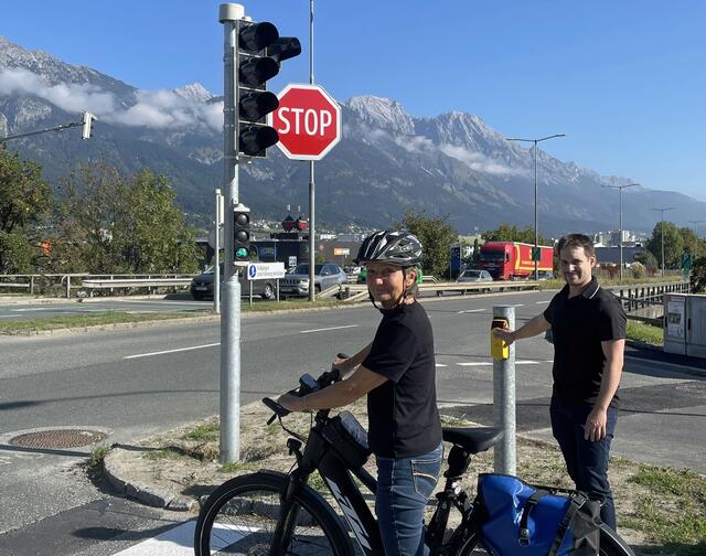 StR Uschi Schwarzl gemeinsam mit Johannes Wetzinger vom Referat für Verkehrslichtanlagen/Amt für Tiefbau bei der neuen Ampel für Radfahrerinnen und -fahrer. 
 | Foto: H.Kriwak