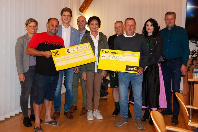 Ein berührender Moment in einer schwierigen Zeit: Friedrich Repolusk (li.) und Heinz Wolf (re.) konnten je einen Scheck in der Höhe von 2.200 Euro als "Hochwasser-Hilfe" entgegennehmen. | Foto: RMA