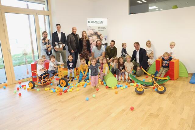 Bgm. Marcus Martschitsch und Vbgm. LAbg. Lukas Schnitzer mit den Verantwortlichen des Bauprojektes Davinci-Kindergarten. | Foto: Alfred Mayer