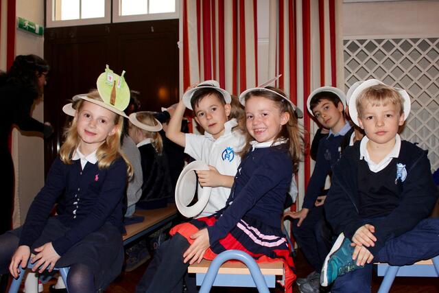 Die Kinder der 1C in spannender Erwartung vor der Präsentation