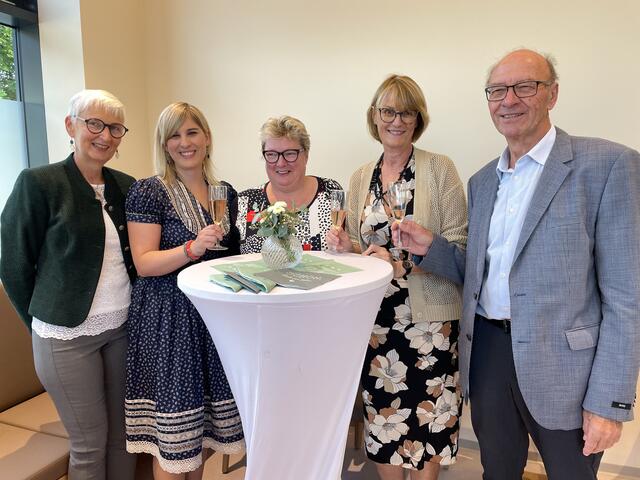 Julia Hausegger mit ihrem Team und dem Ärzte-Ehepaar Renate und Heinz Kornberger | Foto: Almer
