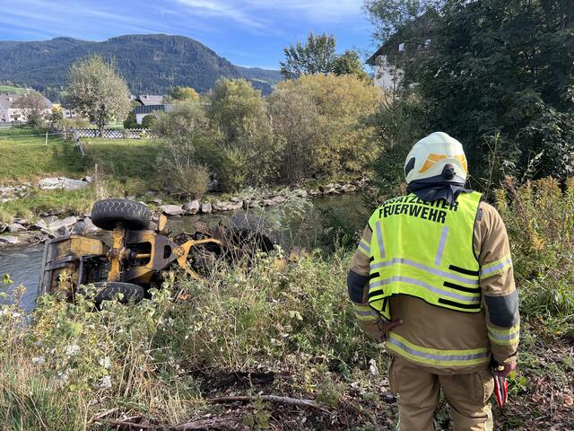 Der Radlader war in die Taurach gestürzt | Foto: Feuerwehr Tamsweg