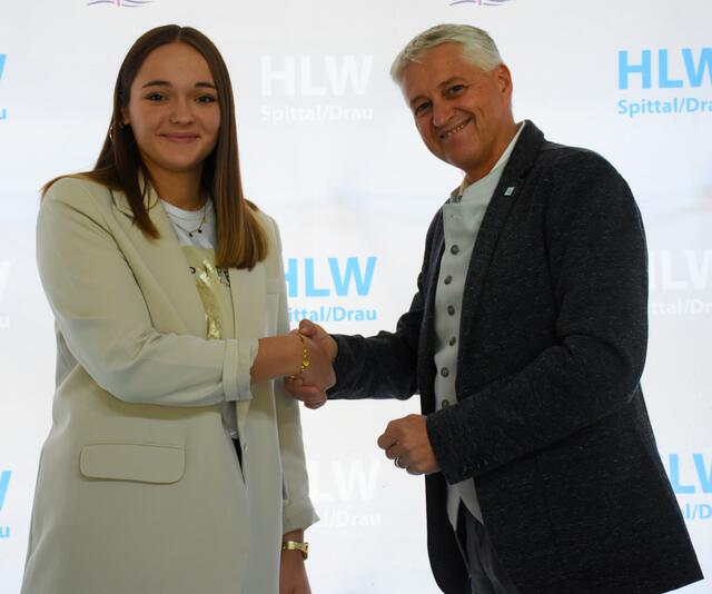 HERZLICHE GRATULATION.
Schulleiter Adolf Lackner gratuliert der neuen Schulsprecherin Valentina Rauter unmittelbar nach Feststellung und Kundmachung des Wahlergebnisses!
 | Foto: hlwspittal_2023
