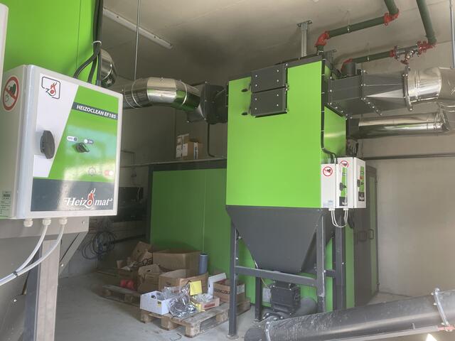 Zwei 300-kW-Heizkessel versorgen die Firma mit Wärme.  | Foto: Elisabeth Kloiber