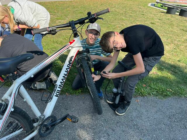 Die Schüler:innen der zweiten Klassen der MS Gföhl messen mit der Radpumpe, ob beim eigenen Fahrrad genug Luft vorhanden ist | Foto: MS Gföhl